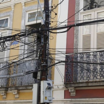 Cidade tem mais de 90% das ruas com cabos aparentes nos postes