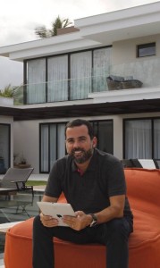 O arquiteto Duda Porto trabalhou num projeto sustentável e automatizado numa casa antiga da Barra