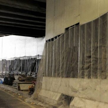 Mergulhão Billy Blanco passa por obra para proteger estrutura de colisões