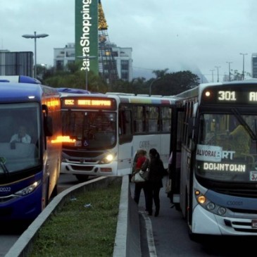 Prefeitura retira dez linhas, mas ponto de ônibus na Barra ainda é um caos