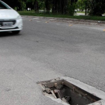 Caixa de ralo quebrada leva perigo a motoristas na Curva Chico Anysio