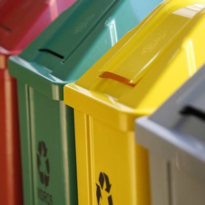 ORGANIZANDO E LIMPANDO  Jogue fora tudo o que estiver quebrado ou estiver sem utilidade. Na hora de fazer uma arrumação, separe duas cestas: uma para o que for guardar e outra para os objetos a serem doados.