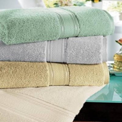 PARA O BANHEIRO  Tente achar um espaço no ambiente onde seja possível guardar toalhas e tapetes avulsos para uso habitual da casa e para as visitas.