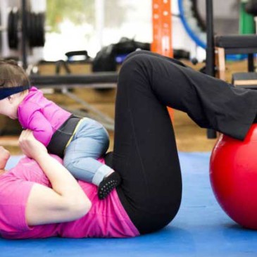 Baby Pilates traz opção para mães se exercitarem junto com bebês
