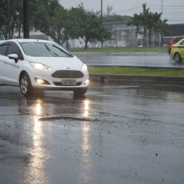 Motoristas reclamam de buracos e remendos na Avenida das Américas