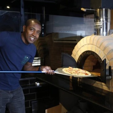 Longe dos gramados, Renato Abreu abre pizzaria na Barra da Tijuca