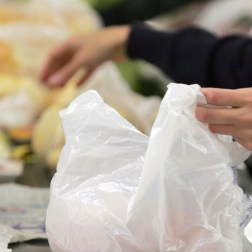 Clientes não podem ser obrigados a guardar bolsas para entrarem em lojas ou mercados