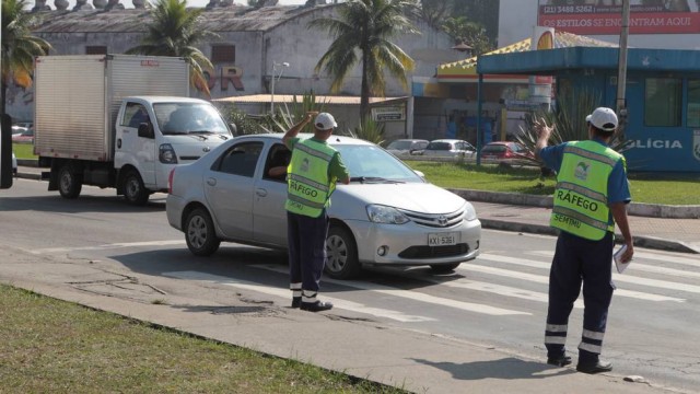 Som que possa ser ouvido do lado de fora do carro vai render multa