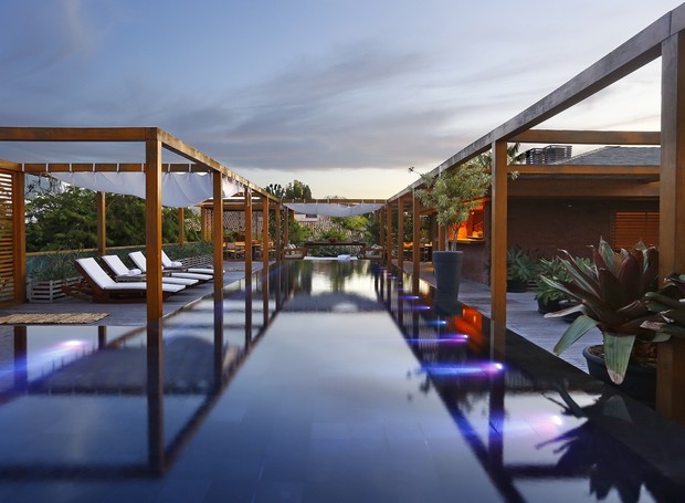 Projetada pelo arquiteto David Bastos, essa casa em Trancoso, disponível no site, tem 800 m², com piscina e quadra de tênis (Foto Divulgação)