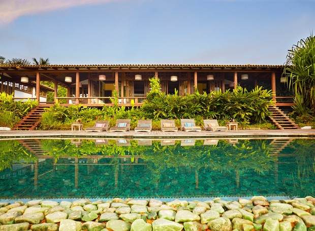 O imóvel de 850 m² fica localizado na Praia dos Nativos, em Trancoso. Projetada pelo casal Novogratz, a casa tem piscina e vista para o mar (Foto Divulgação)