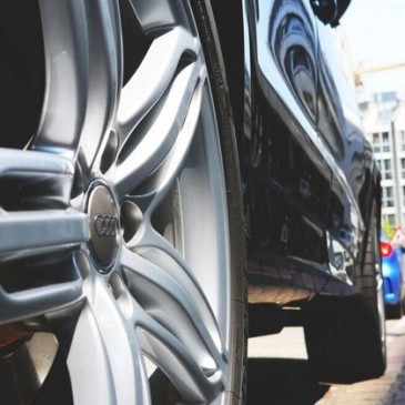 Proibida a venda casada de rodas e pneus com outros serviços