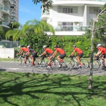 Grupos gratuitos reúnem ciclistas para passear pela Barra e pelo Recreio