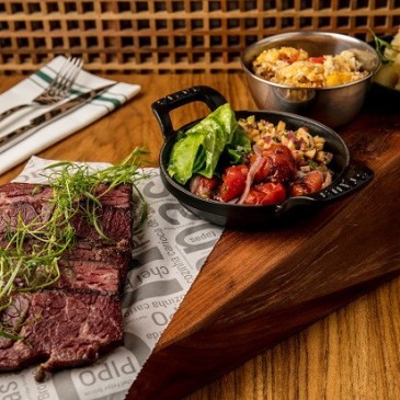 Felipe Bronze ensina receita de costela bovina para o Dia dos Pais