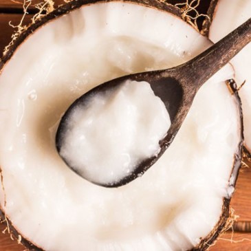Óleo de coco culinário não hidrata o cabelo, segundo cosmetóloga